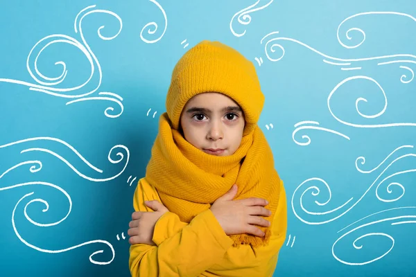 Kind bedekt zichzelf om niet verkouden te worden. Cyaan achtergrond — Stockfoto