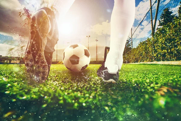 Escena de cerca en el campo de fútbol con un zapato de fútbol golpeando la pelota durante el entrenamiento —  Fotos de Stock