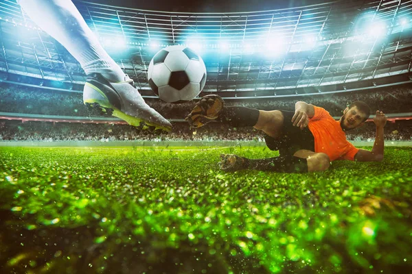 Close up de uma cena de ação de futebol com jogadores de futebol concorrentes no estádio durante um jogo noturno — Fotografia de Stock