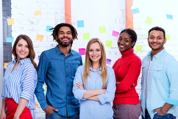 Geschäftsleute, die im Büro zusammenarbeiten. Konzept der Teamarbeit und Partnerschaft — Stockfoto