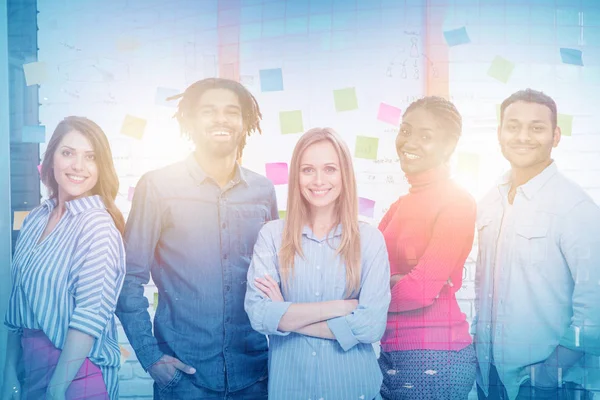 Gelukkig zakenteam in functie. Concept van positiviteit, opstarten, partnerschap en integratie — Stockfoto