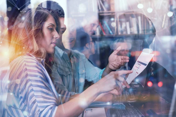 Uomini d'affari che lavorano insieme in ufficio con un piano di progetto. Concetto di lavoro di squadra e partenariato — Foto Stock