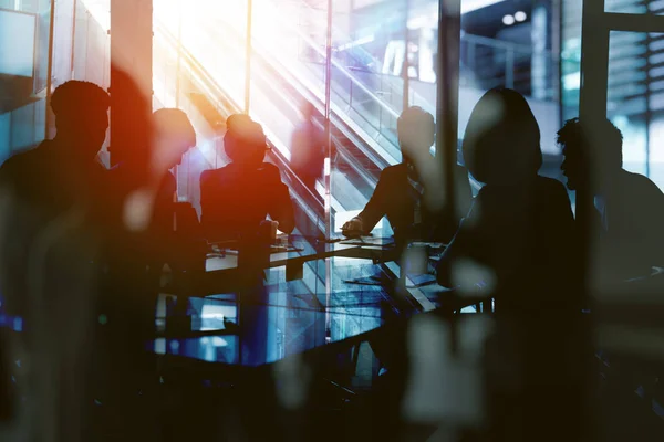 Concetto di fondo con la silhouette degli uomini d'affari al lavoro. Doppia esposizione ed effetti di luce — Foto Stock