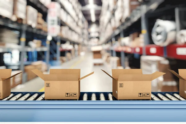 Cajas de cartón en rodillos transportadores dentro de un almacén listo para ser enviado por mensajero para su distribución — Foto de Stock