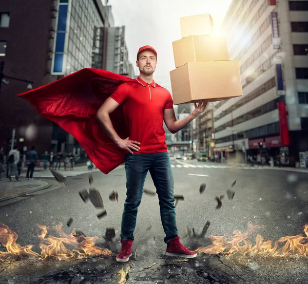 Courier actúa como un poderoso superhéroe en una ciudad con rascacielos. Concepto de éxito y garantía en el envío — Foto de Stock