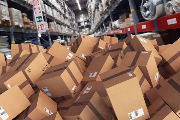 Montón de cajas de cartón apiladas en el suelo en un almacén —  Fotos de Stock