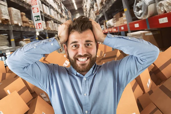 Man in een fabriek gestrest over de vele bestellingen worden verzonden — Stockfoto