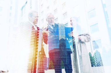 Ofiste birlikte çalışan iş adamları. Takım çalışması ve ortaklık kavramı