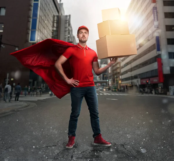 Courier age como um poderoso super-herói numa cidade com arranha-céus. Conceito de sucesso e garantia na expedição — Fotografia de Stock