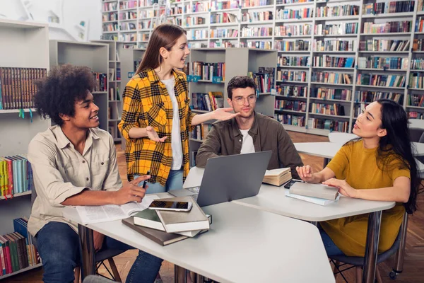 Universiteitsstudenten studeren samen in een bibliotheek. Concept van teamwork en voorbereiding — Stockfoto