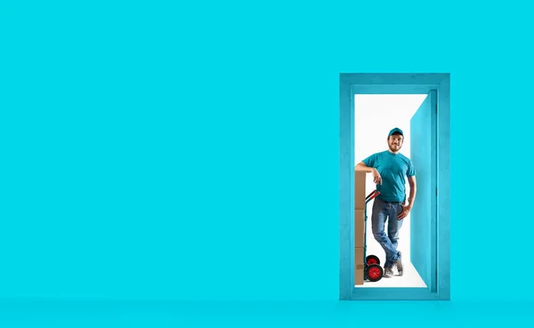 Mensajero detrás de la puerta para entregar paquetes. concepto de envío — Foto de Stock