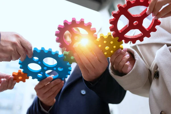 Equipe de negócios conectar peças de engrenagens. Conceito de trabalho em equipe, parceria e integração — Fotografia de Stock