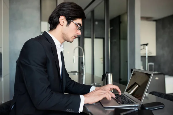 Empresário trabalha em casa com um laptop. conceito de partilha da internet . — Fotografia de Stock