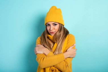 Kız soğuk algınlığına yakalanmamak için kendini kapatıyor. Cyan arkaplanı