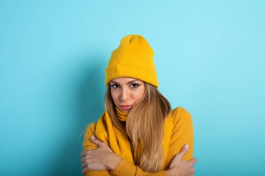 Kız soğuk algınlığına yakalanmamak için kendini kapatıyor. Cyan arkaplanı