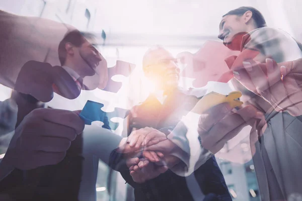 Zakenmensen die hun handen ineen slaan. Concept van teamwork en partnerschap — Stockfoto