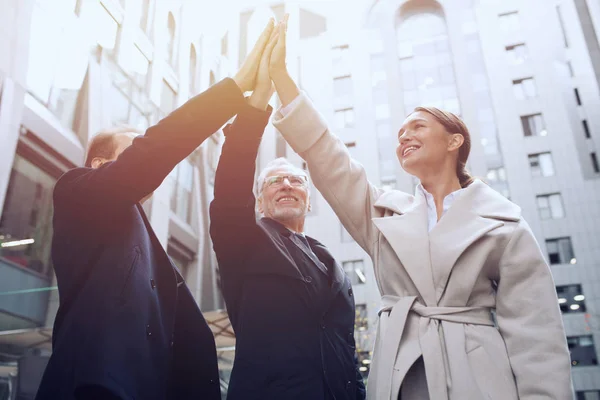 Gente de negocios poniendo sus manos juntas. Concepto de trabajo en equipo y asociación — Foto de Stock