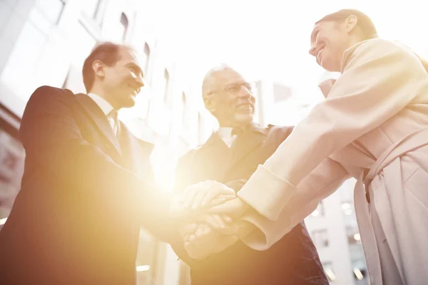 Affärsmän håller ihop sina händer. Begreppet lagarbete och partnerskap — Stockfoto