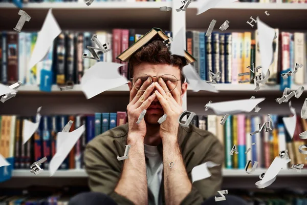 Trötta universitetsstudenter har svårt att studera. Begreppet stress och svårighet — Stockfoto