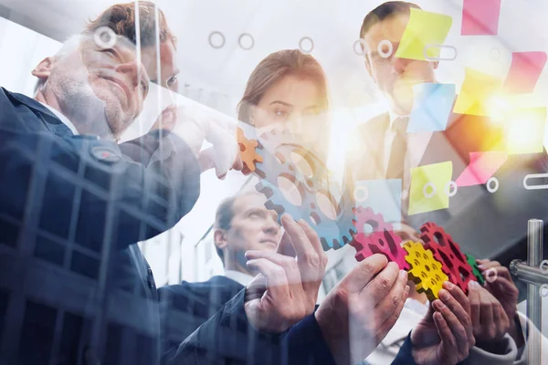 Il team aziendale collega pezzi di ingranaggi. Lavoro di squadra, partenariato e integrazione. doppia esposizione — Foto Stock