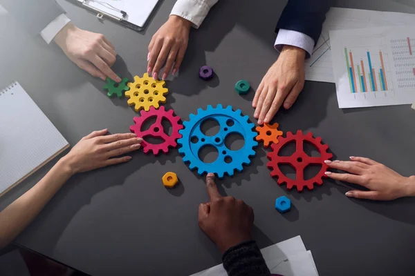 Бізнес команда з'єднує шматочки шестерень. Концепція командної роботи, партнерства та інтеграції — стокове фото