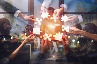 Ortaklar ekip çalışması. Entegrasyon ve başlangıç puzzle parçaları ile kavramı. Çift pozlama