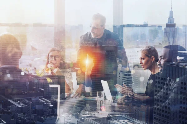 Gente de negocios que trabajan juntos en la oficina. Concepto de trabajo en equipo y asociación. Doble exposición —  Fotos de Stock