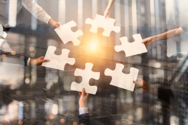 Ortaklar ekip çalışması. Entegrasyon ve başlangıç puzzle parçaları ile kavramı. Çift pozlama
