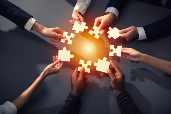 Teamwork van partners. Concept van integratie en opstarten met puzzelstukjes — Stockfoto