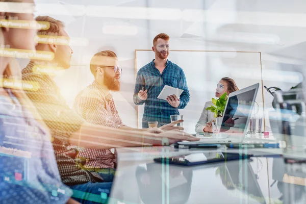 Uomini d'affari che lavorano insieme in ufficio. Concetto di lavoro di squadra e partenariato. Doppia esposizione — Foto Stock