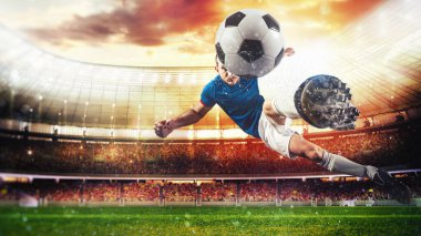 Futbolcu gün batımında stadyumda topa akrobatik bir tekmeyle vuruyor.