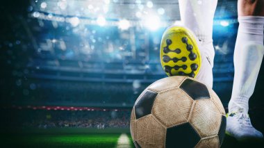Stadyumda topa vurmaya hazır bir futbolcuya yaklaş.