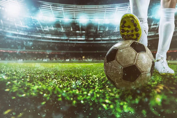 Close-up van een voetbal staker klaar om de bal te schoppen in het stadion — Stockfoto