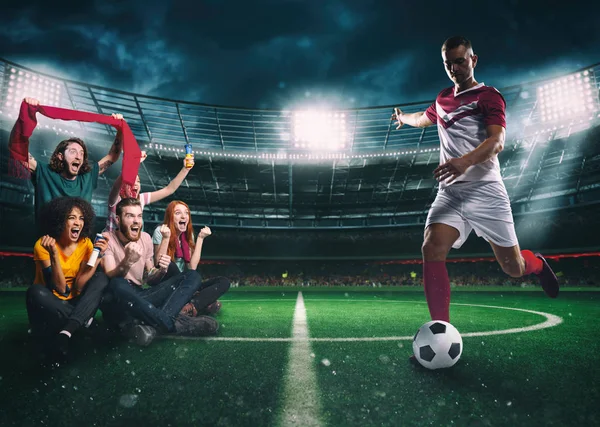 Voetbalfans in het midden van de actie tijdens een nachtwedstrijd in het stadion — Stockfoto