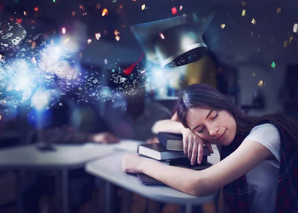 Menina cansada dorme sobre livros e sonhos de se formar. Conceito de graduação e determinação — Fotografia de Stock