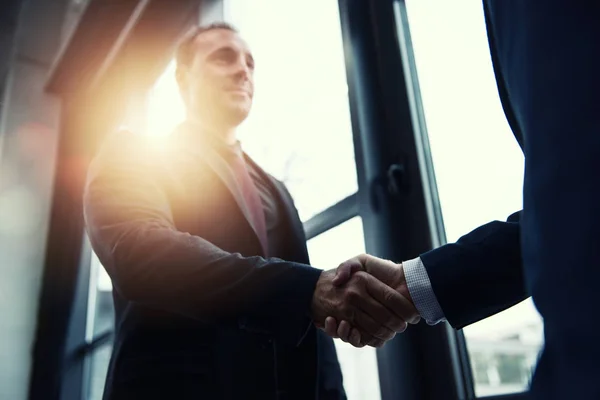 Podejte si ruce s obchodníkem v kanceláři. koncepce týmové práce a partnerství. — Stock fotografie