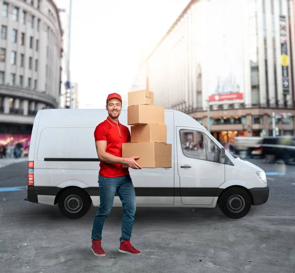 Mensajero listo para entregar paquetes con camión de transporte . — Foto de Stock