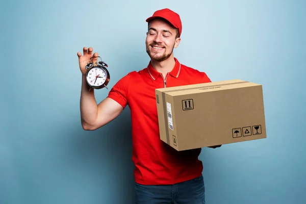 Courier is punctual to deliver the package. Emotional expression. Cyan background — Stock Photo, Image
