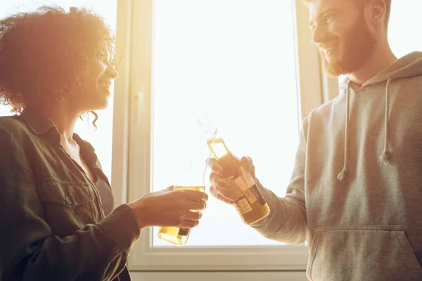 Vrienden drinken een biertje op een zonnige dag. Concept van vriendschap en koppel — Stockfoto