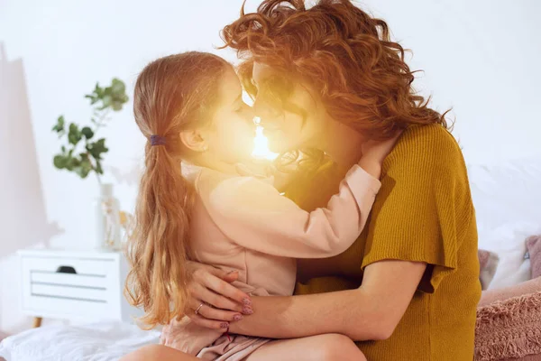 Zwangere moeder speelt met haar dochter. Begrip familie, vreugde en zwangerschap — Stockfoto