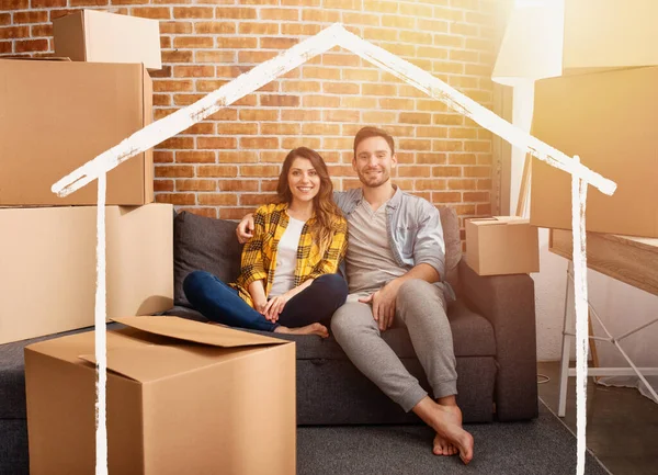 Coppia felice hanno trovato una nuova casa e hanno bisogno di organizzare tutti i pacchetti. Concetto di successo, cambiamento, positività e futuro — Foto Stock