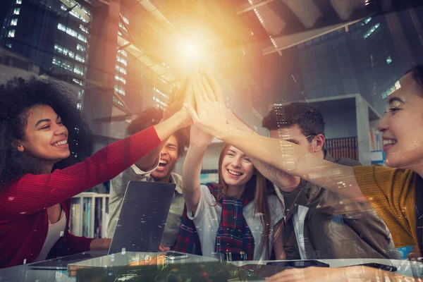 Geschäftsleute legen die Hände zusammen. Konzept der Teamarbeit und Partnerschaft — Stockfoto