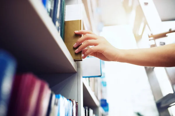 Meisje kiest een boek om te lezen. Concept van cultuur en studie — Stockfoto