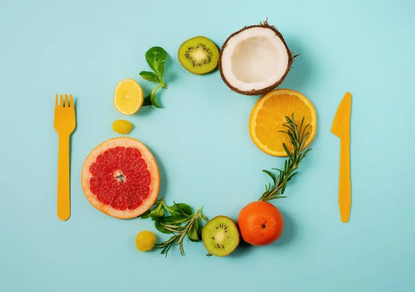 柑橘類、オレンジ、レモン、ココナッツ、キウイのシアンの背景 — ストック写真