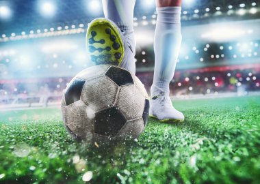 Stadyumda topa vurmaya hazır bir futbolcuya yaklaş.