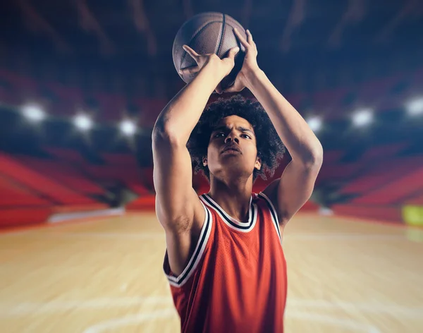 Jovem afro-americano menino com basquete tomando um lance livre — Fotografia de Stock