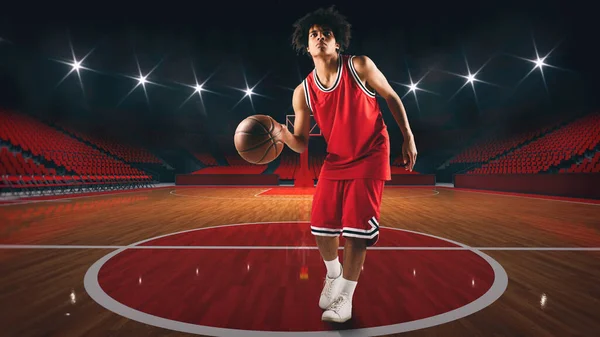 Fiatal afro-amerikai fiú kosárlabdával a stadion közepén — Stock Fotó