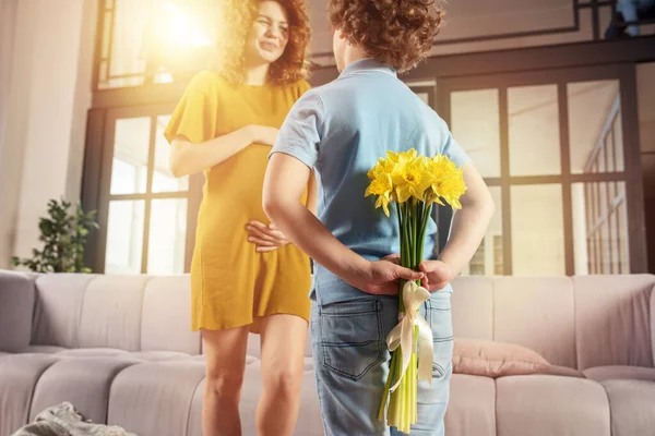 Mamãe recebe flor como presente de seu filho. Conceito de dia de mãe — Fotografia de Stock