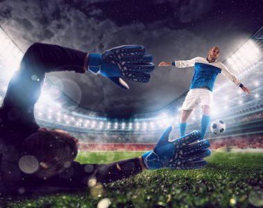 Kaleci bir futbol maçı sırasında topu stadyumda yakalar..