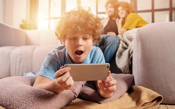 Zoon speelt online met smartphone. Begrip verslaving, afhankelijkheid, probleem — Stockfoto